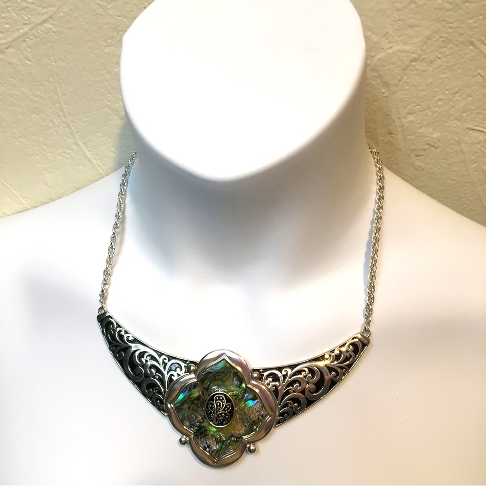 Silver tone necklace collar with faux agate gemstone